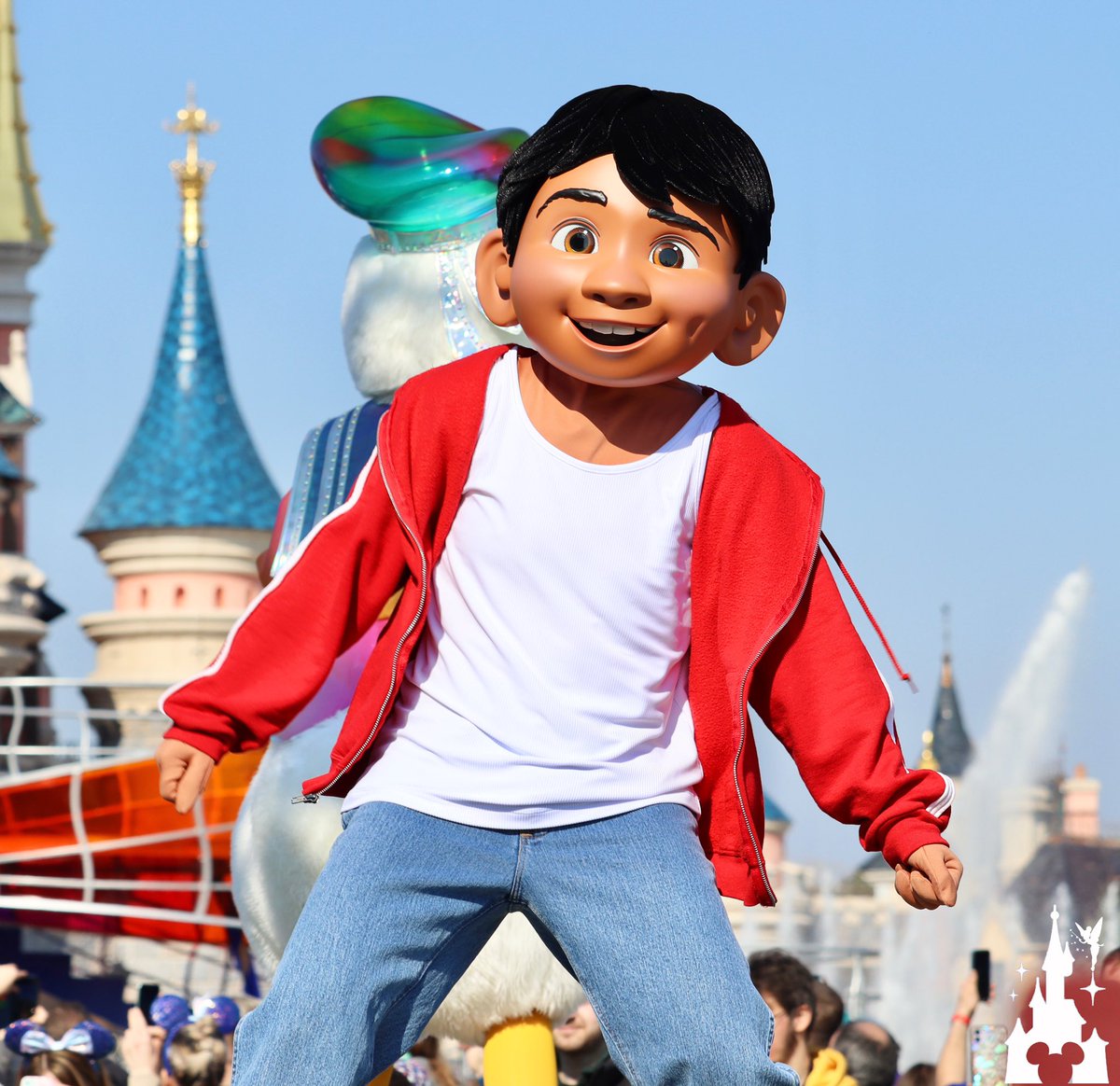 dlrpnc's tweet photo. [LIVE]

Starting today, the new show «Dream… and shine brighter» officially begins and will perform 4 times a day. 💖3️⃣0️⃣✨🏰
#disney #DisneylandParis30 #DisneylandParis #Disneyland #DisneyPlus https://t.co/xLu3Ytnk9J