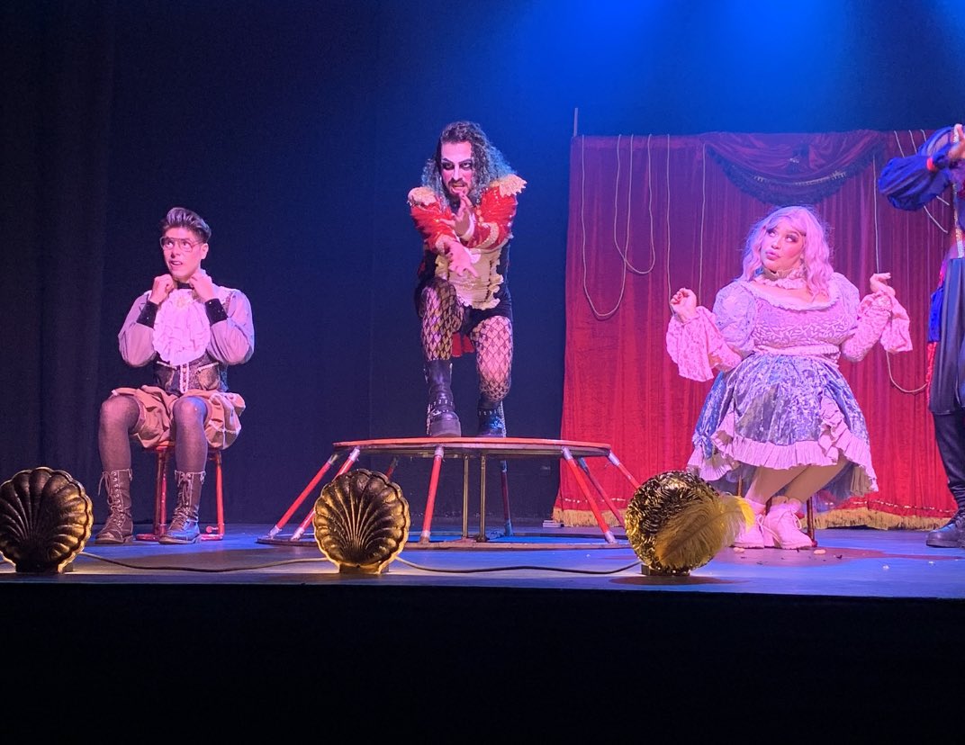 Robotania's tweet photo. Me invitaron al estreno de la cuarta temporada de #FreakShow el circo de las emociones humanas de @MakeProject1 Amo esta obra llena de risas, hechizos y excelentes actuaciones. ¡Soy fan!
De verdad tienen que verla🙌🏽💜👏🏾
Sábados 8PM y domingos 6PM en @BlumenthalGDL #MakeProject https://t.co/JdElzkQsNg
