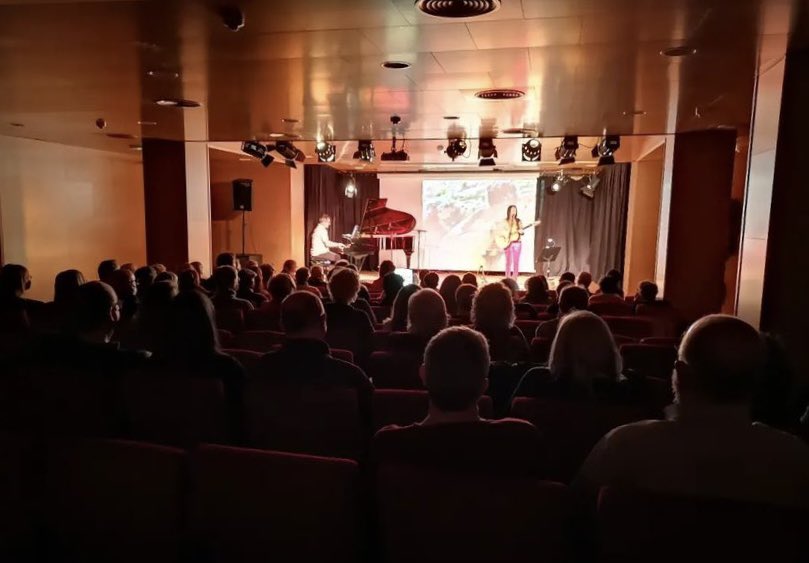 montsecastella's tweet photo. Gràcies, @AjuntamentOlesa 🏠
Gràcies, @barnasants 🎤
Gràcies, @GBoada1 📸
Gràcies, @Joseplanau 🎹
Gràcies, @u98music 📀

#cultura #musica #cantautora https://t.co/sgbmAbbANS