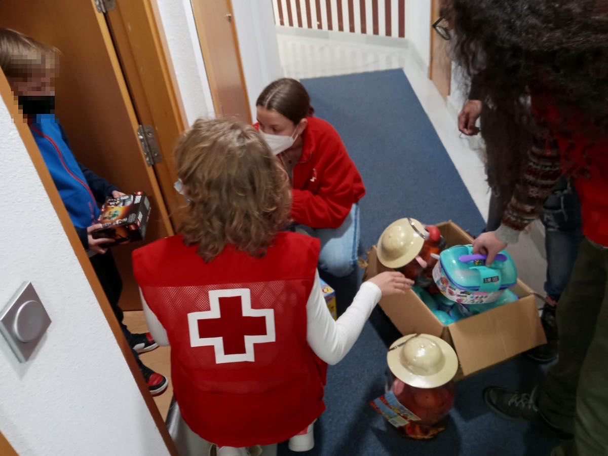 CruzRojaMadrid's tweet photo. Casi 100 personas procedentes del conflicto en #Ucrania han llegado desde ayer a 📍Madrid, donde les esperaban nuestros equipos para prestarles atención y ayudarles en su camino. https://t.co/cZOcthOQpQ