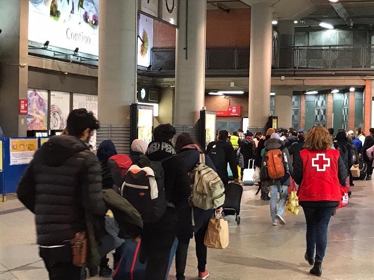 CruzRojaMadrid's tweet photo. Casi 100 personas procedentes del conflicto en #Ucrania han llegado desde ayer a 📍Madrid, donde les esperaban nuestros equipos para prestarles atención y ayudarles en su camino. https://t.co/cZOcthOQpQ