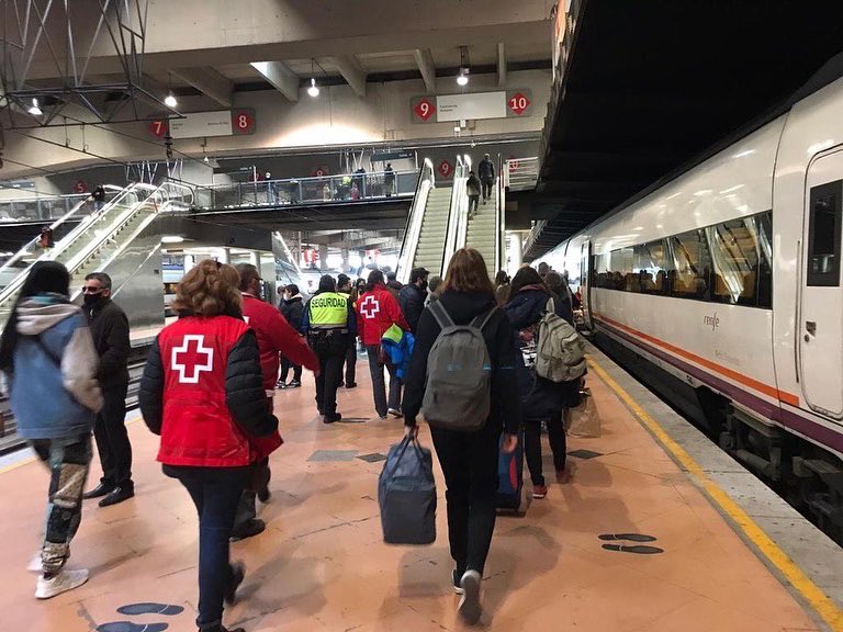 CruzRojaMadrid's tweet photo. Casi 100 personas procedentes del conflicto en #Ucrania han llegado desde ayer a 📍Madrid, donde les esperaban nuestros equipos para prestarles atención y ayudarles en su camino. https://t.co/cZOcthOQpQ