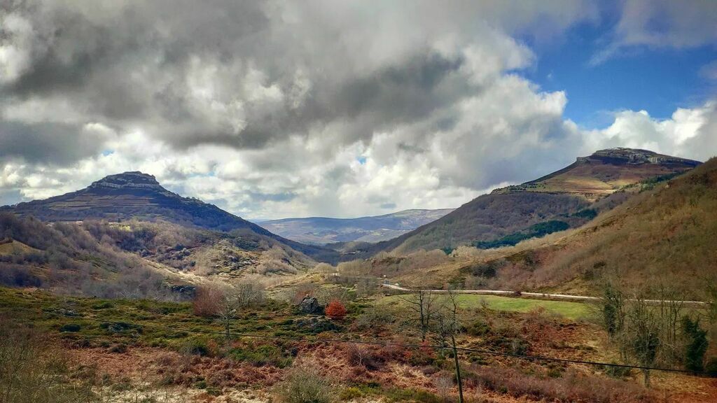 pd_diaz's tweet photo. "Muelas Entre-Valles" 🏞️⛅
·
·
#ElCastro y #CastroBarrio (#LaMuela), montes de entrada a #Valderredible, #Cantabria ~ desde #AlfozdeBricia y #PuertodeCarrales, Las #Merindades, #Burgos.
·
[#Bricia, #MontesdeCampoo / y  #PeñaCamesía desde #Ruerrero]. » https://t.co/4s1ogVWq2G https://t.co/Jv0smh4cME