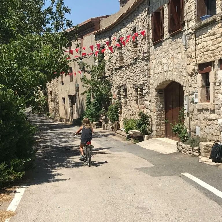 repoblem's tweet photo. EMPRENEDORS 📢

Busquen algú per portar el bar/casal🍽️ de Rojals, una pedania de Montblanc amb molt d’encant.

Les instal·lacions són noves i no es demana lloguer.

Interessats: hola@rojals.cat https://t.co/YbF8JtkcrF