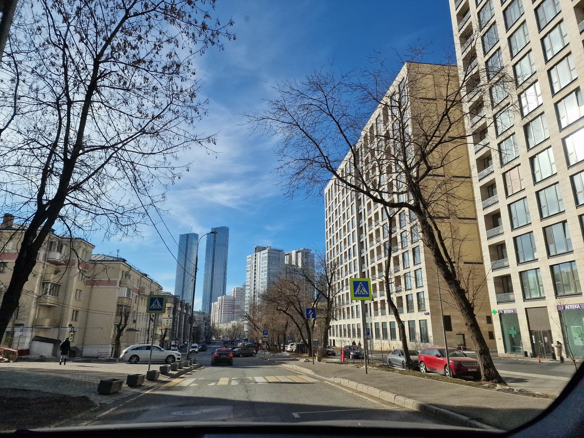 Dimleksov's tweet image. Ещё один день в Москве. Цены пока остаются на умеренном уровне, в магазинах былое разнообразие, в кафе и ресторанах обычное количество занятых столиков. В ожидании реакции рынка на внешние изменения и санкции.