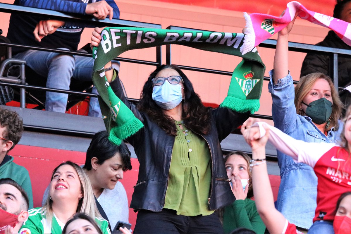 RealBetisFem's tweet photo. ¡Qué 𝒆𝒋𝒆𝒎𝒑𝒍𝒐 de afición! 🔝💚👏🏽

#SevillaFCRealBetis #PrimeraIberdrola https://t.co/F1iFAL0Exa