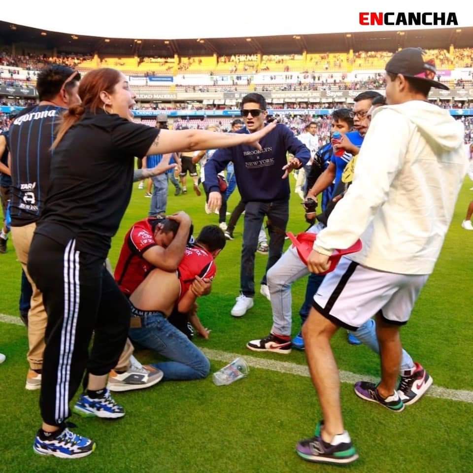ElizabetjValdez's tweet photo. Éstas imágenes #indignan Srs. #YaBasta de vender bebidas alcohólicas en los estadios, #YaBasta de tanto fanatismo, aquí había familias, niñas/os.
¿¡que esperan para actuar?!
@makugo
#Queretaro
#LutoNacional
#MeDuelesMexico https://t.co/FhpqWodx2p