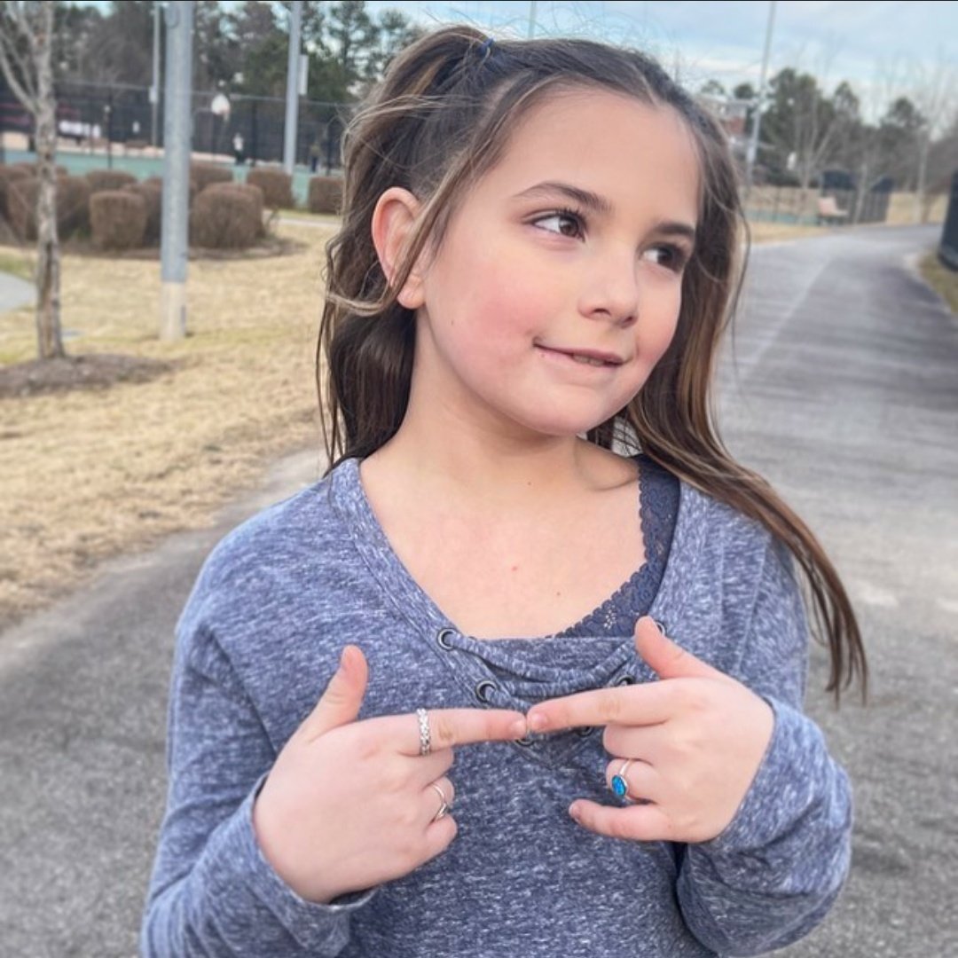 eu tava aprendendo a andar de skate....aí eu caí.... e sujei meus tênis novos....mas pelo menos meus anéis são bonitinhos, né?? 😁🛹💍