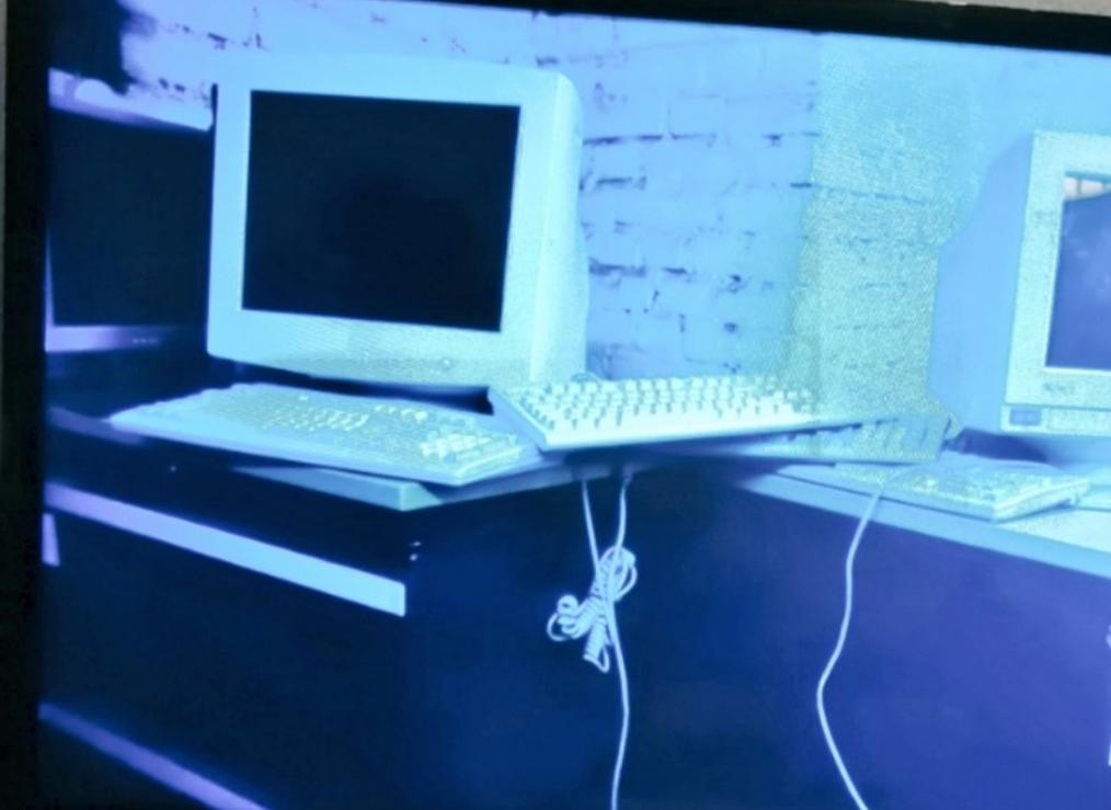LilliLisa1's tweet photo. Jeder Schulcomputerraum im Jahr 2022 #tatort #bildung https://t.co/HWLJAqYkEm