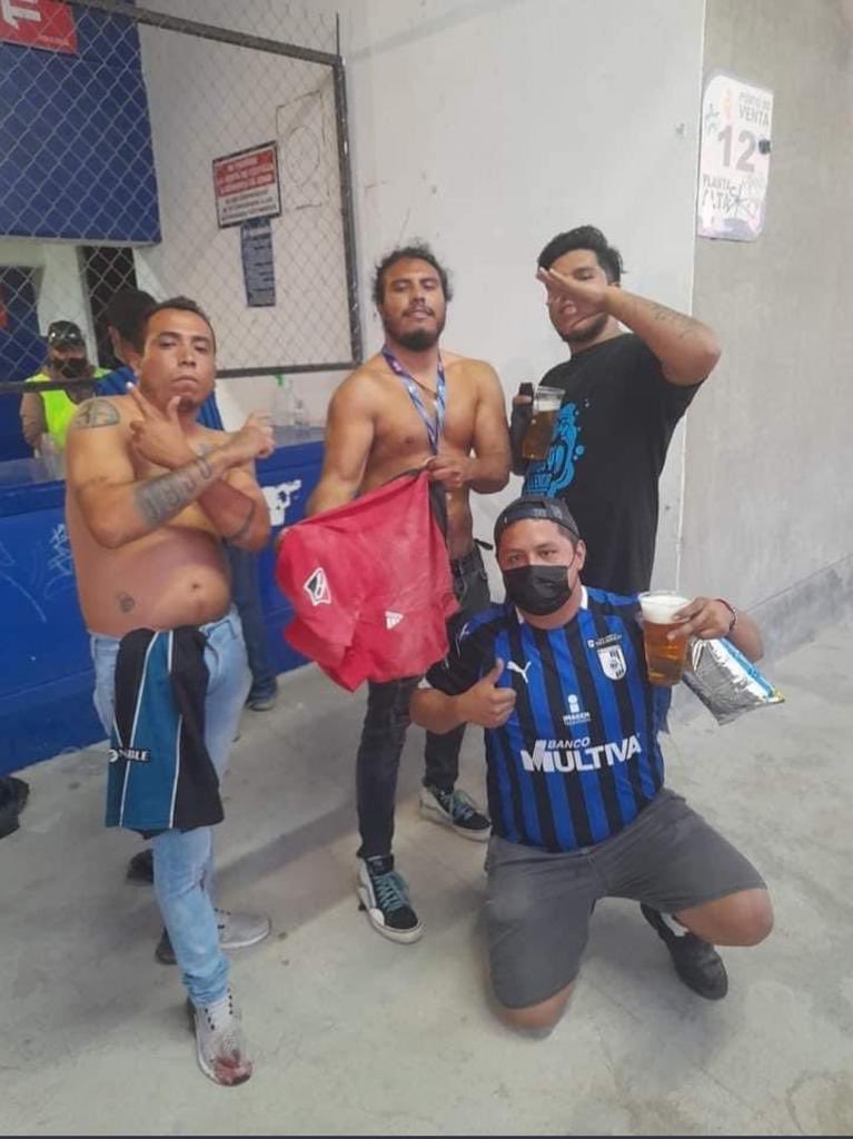 Uno de los agresores del Corregidora con los tenis manchados de sangre -y con la evidencia de que se siguió vendiendo cerveza en el estadio.
Todo normal, pues.
👇