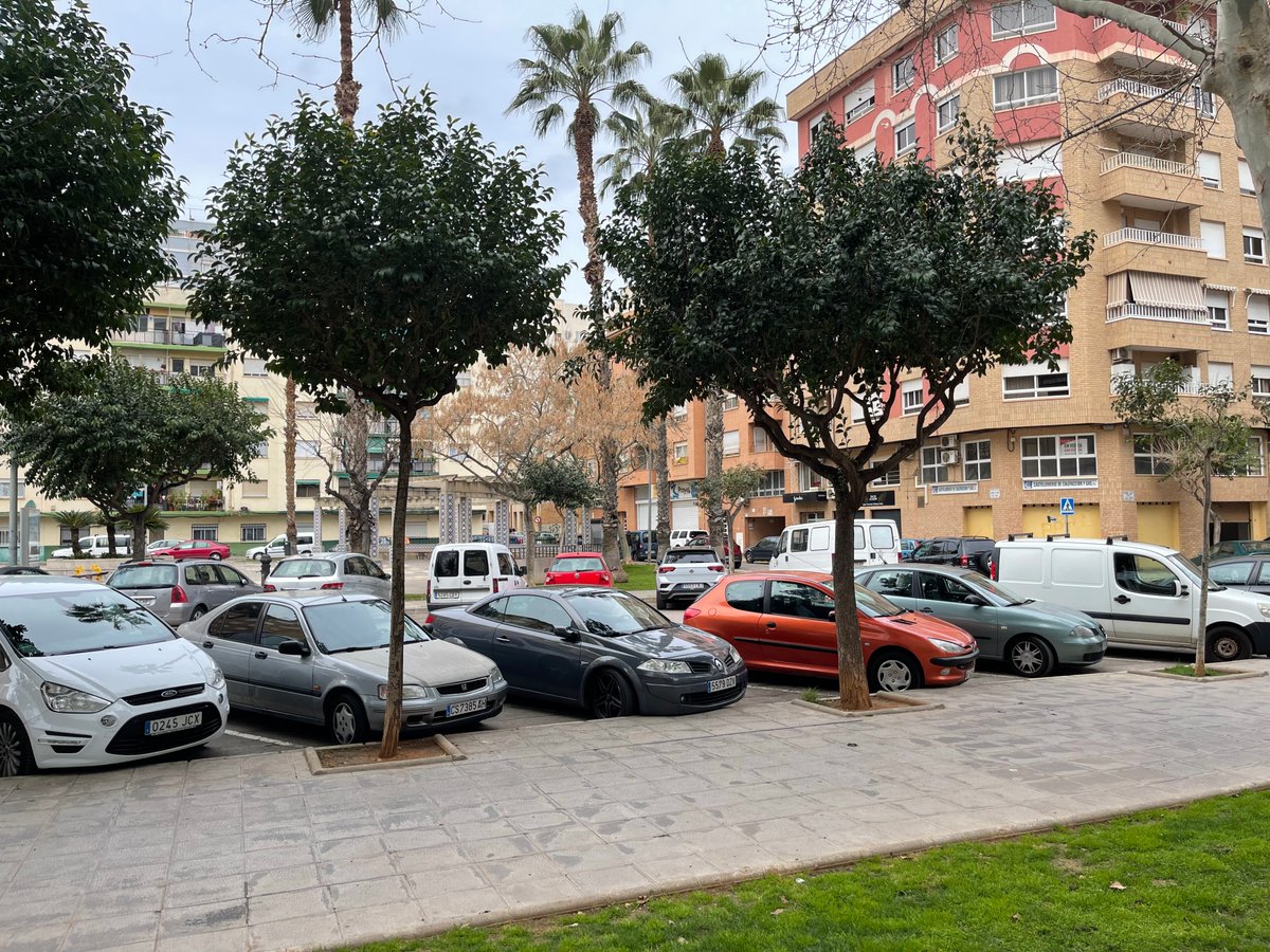 Esta mañana, mientras esperaba los resultados del <a href="/EcoRallyeCV/">Eco Rallye de la Comunitat Valenciana</a> he dado un paseo por Castellón, una ciudad que no conozco (solo la he visitado con motivo de mis participaciones en el EcoRally). Y ese paseo me ha llevado a algunas reflexiones sobre el futuro del automóvil. Va hilo.