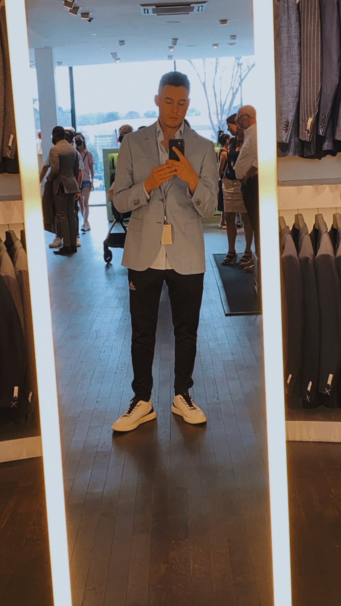 itsbmayez's tweet photo. I’m ngl I hate wearing dress clothes I avoid at all costs but damn I’m feeling myself https://t.co/X9j3gvrpiH