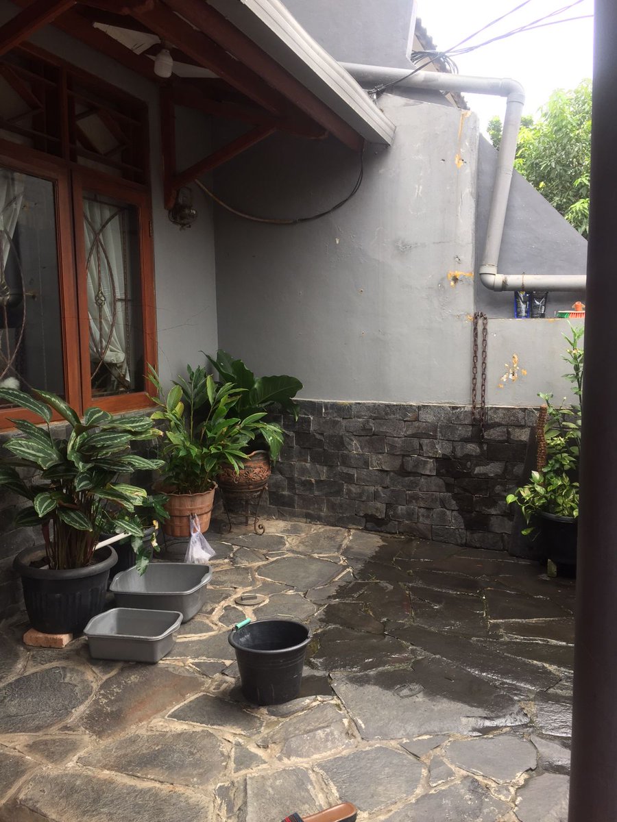 nentoy's tweet photo. -teras bisa untuk 1 parkir mobil
-taman kecil bisa untuk parkir 2 motor
-listrik 2200w
-teras atas bisa utk ngopi dan ngeteh cantik
-dekat dengan pintu tol jorr dan dalkot jatiasih
-dekat dengan jalan alternatif cibubur
-dekat dengan komsen
-surat2 lengkap (sertifikat hak milik) https://t.co/Eo2a6kAgYr