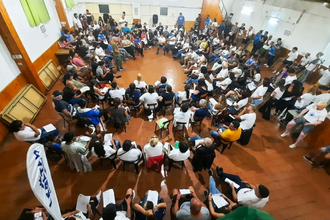 Claritabozzano's tweet photo. Plenario de la Militancia #Junín 
✌Ayer sábado, con la presencia de la diputada provincial @MicaOlivetto y 200 compañeras y compañeros de diferentes agrupaciones políticas del @AteneoNKJunin, nos reunimos para debatir de la actualidad del país, la provincia y nuestra ciudad. https://t.co/uqOnr5mEwv