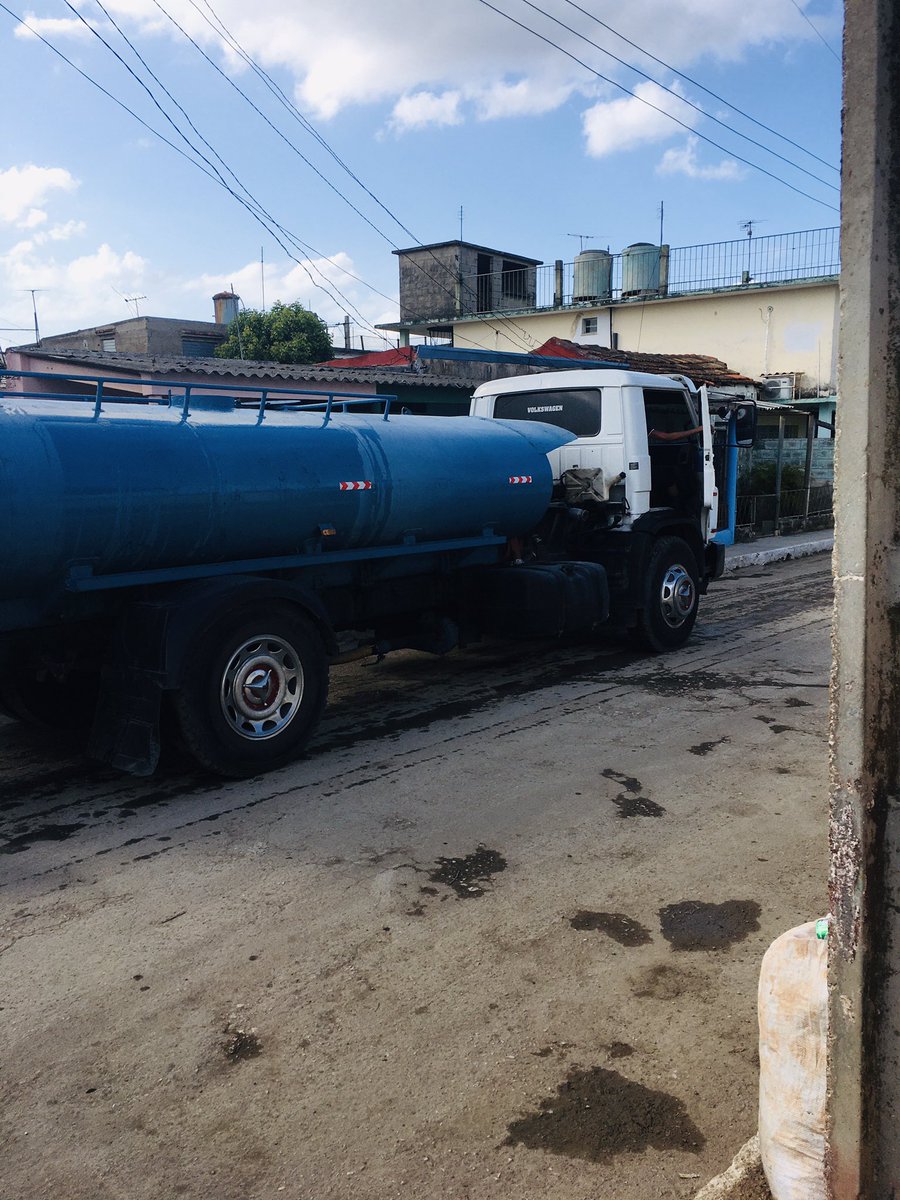 Con apoyo de carros cisternas de la empresa Aguas de la Habana se refuerza la distribución de agua en el municipio San Antonio de los Baños.