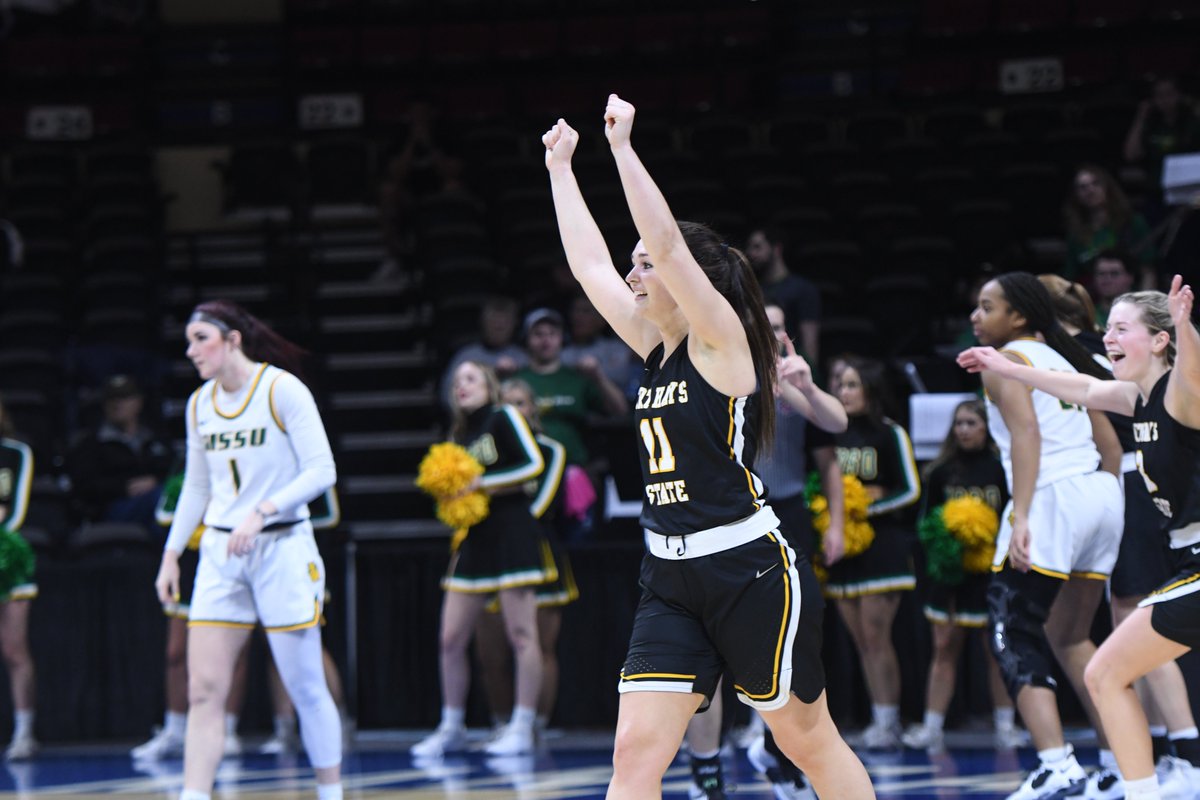brandonzenner_'s tweet image. Congrats to @fhsuathletics on another @TheMIAA Tournament title. The Central Regional goes through Hays, America.