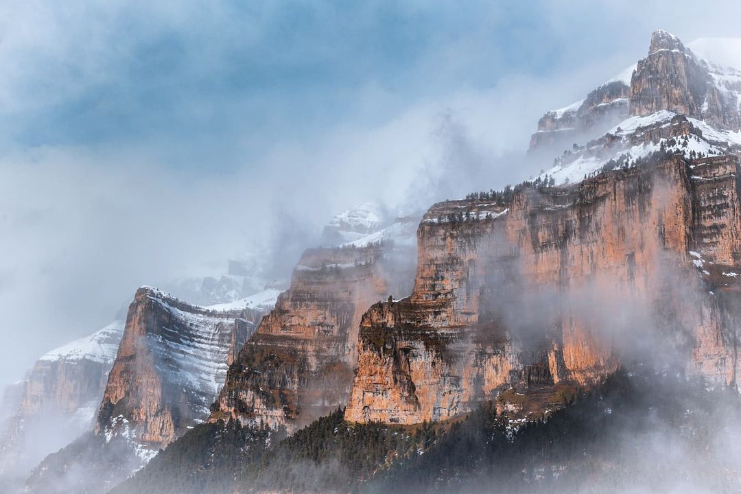 Nieve en las verticales paredes del Parque Nacional de Ordesa y Monte Perdido 🏔

// Imagen de Javier González Martin

#Fotografía #Pirineo