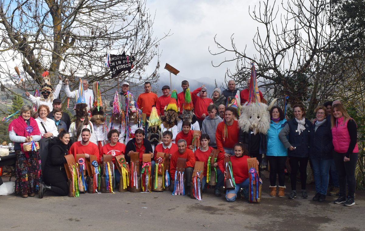 InfoLiebana's tweet photo. ● Los vecinos de #Piasca celebran la tradicional carrera de los #Zamarrones ●
https://t.co/7OE29L2Wbp https://t.co/MlisErKnMz