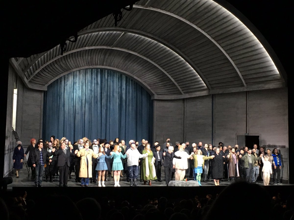 Symbol-loaded #BSOGrimes @bay_staatsoper. #StefanHerheim sees title „hero“ almost Jesus-like. Less sea than society mechanisms. Very 💪 & clear chorus. @EdGardnershoe robust and also crystalline. @StuartSkelton had stamina&fine voice for holy fool. @RWSing warm timbre, pure agape