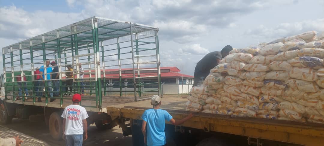 AIDELYSOYON's tweet image. #06Mar| Gracias a nuestro Presidente @NicolasMaduro a nuestra Gobernadora @Soykarinacarpio  y @ALAS_ARAGUA hoy el municipio Urdaneta en su totalidad será beneficiado con sus bolsas de comidas mediante el CLAP.@PsuvAragua_ofic  continuamos trabajando por el bienestar del Pueblo 🚩