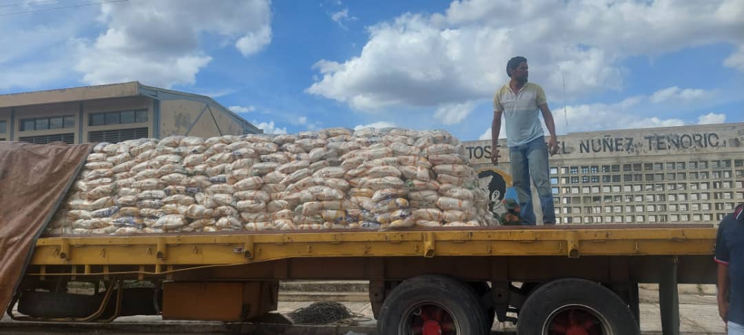 AIDELYSOYON's tweet image. #06Mar| Gracias a nuestro Presidente @NicolasMaduro a nuestra Gobernadora @Soykarinacarpio  y @ALAS_ARAGUA hoy el municipio Urdaneta en su totalidad será beneficiado con sus bolsas de comidas mediante el CLAP.@PsuvAragua_ofic  continuamos trabajando por el bienestar del Pueblo 🚩