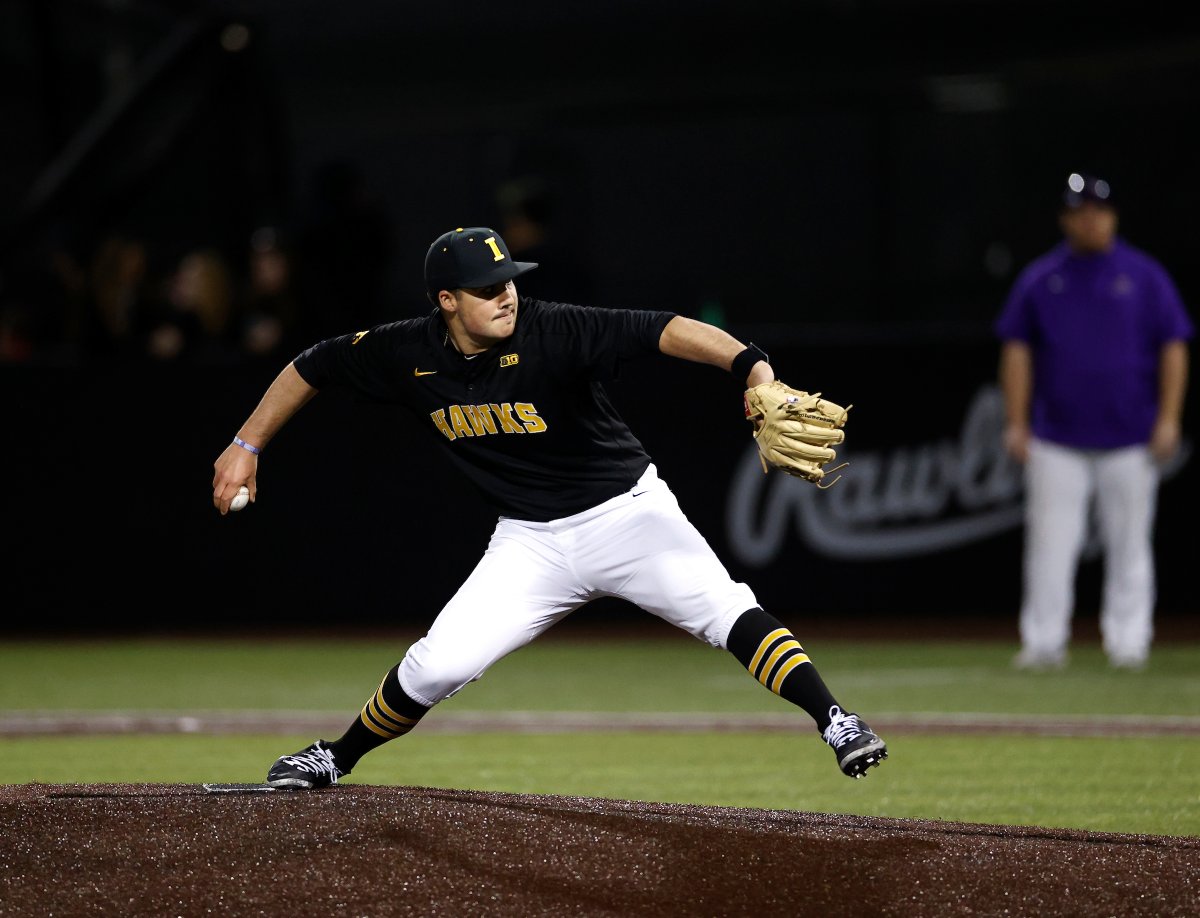 M9 | From the mean streets of Ely, Iowa... <a href="/daycasey_14/">Casey Day</a> with his first career save to close it out!  #Hawkeyes