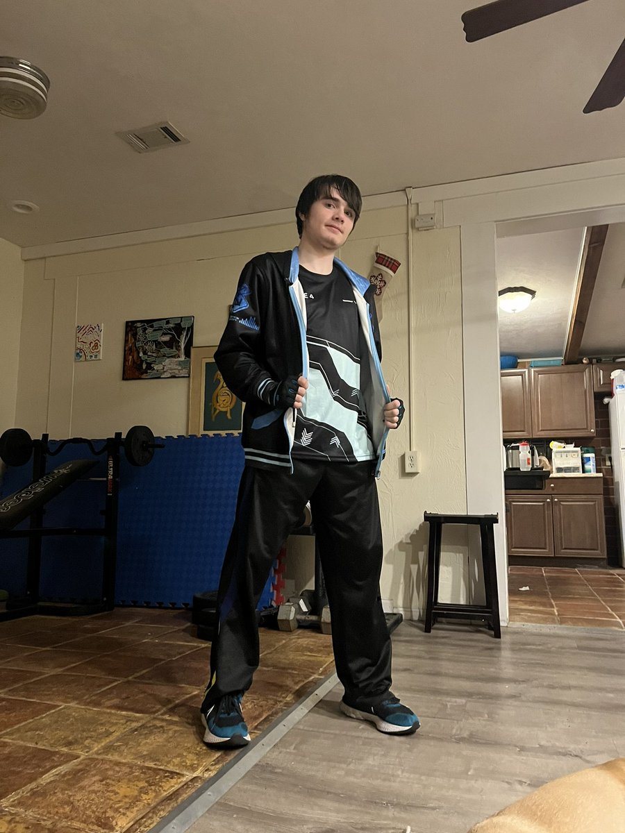 Ayoooo we finally got the Platinum shirt from <a href="/LIFE4DDR/">LIFE4</a> let’s fucking go! My ddr outfit is nearly completed, just need the diamond one which I’ll be here in a few months or so!