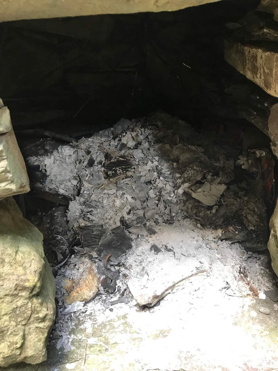 Castell Padarn bore ma...sbwriel ac olion tân wedi ei gynnau yn un o strwythurau hanesyddol Llanberis

Padarn Castle this morning...rubbish and remains of a fire lit in one of Llanberis historical structures