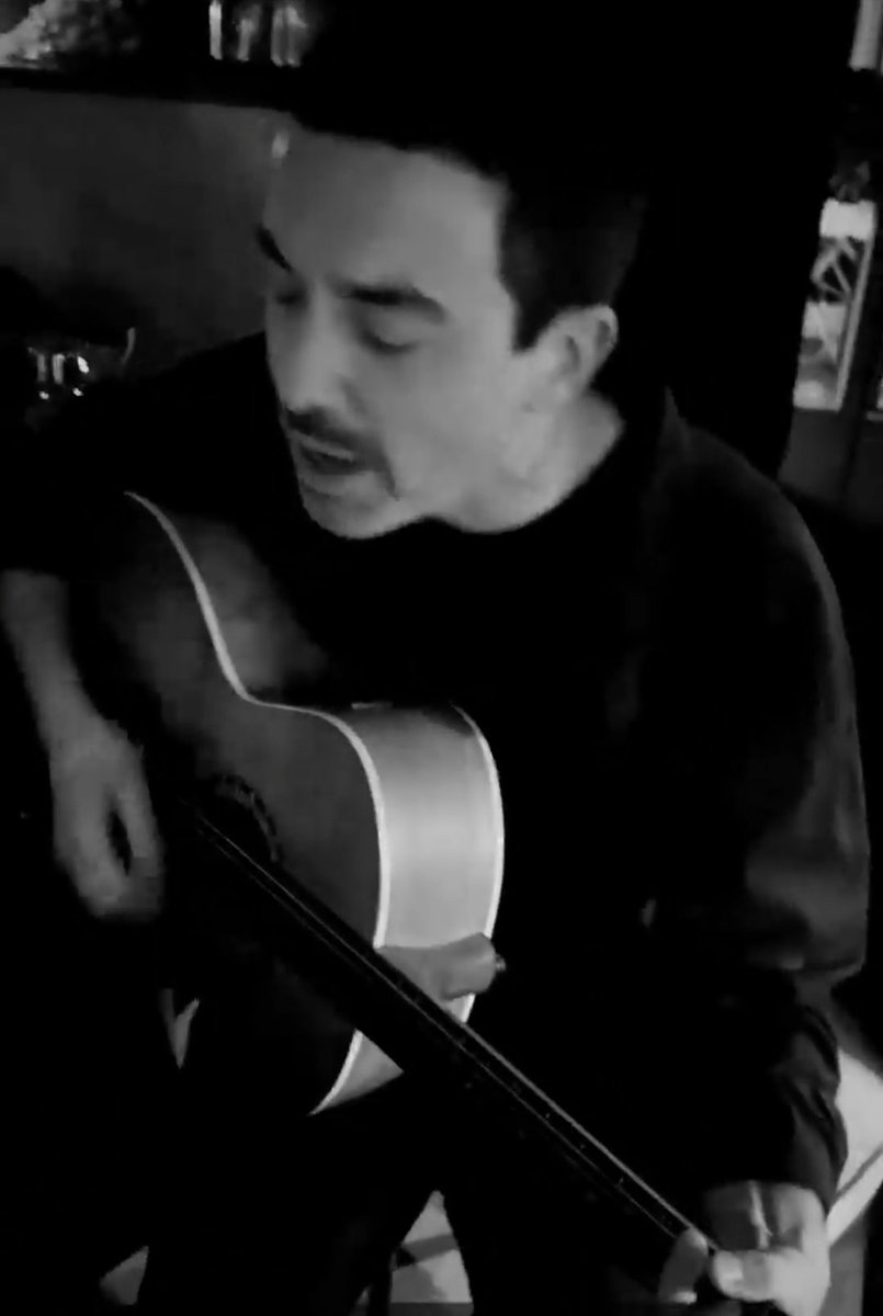 SimonettaMaest1's tweet photo. While my guitar gently weeps 🖤 🎸

@DiodatoMusic 🎼 💫

#diodato #musicaperlanima #poesia #Bellezza #artista #emozioni #guitar #songs #musica #feelings #Antonio ❤️ https://t.co/ySfYV0Updl