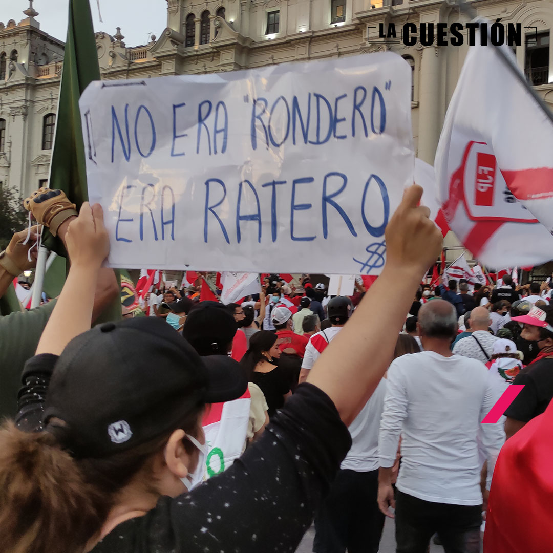 _lacuestion_'s tweet photo. A diferencia de anteriores movilizaciones, la #MarchaPorLaVacancia de @PedroCastilloTe no estuvo encabezada por ningún político, se convocó a través de colectivos ciudadanos. Aquí algunas imágenes de la jornada de protesta del #5M #Marcha5M (1/2)
@iplperu https://t.co/fOh2aslf9w