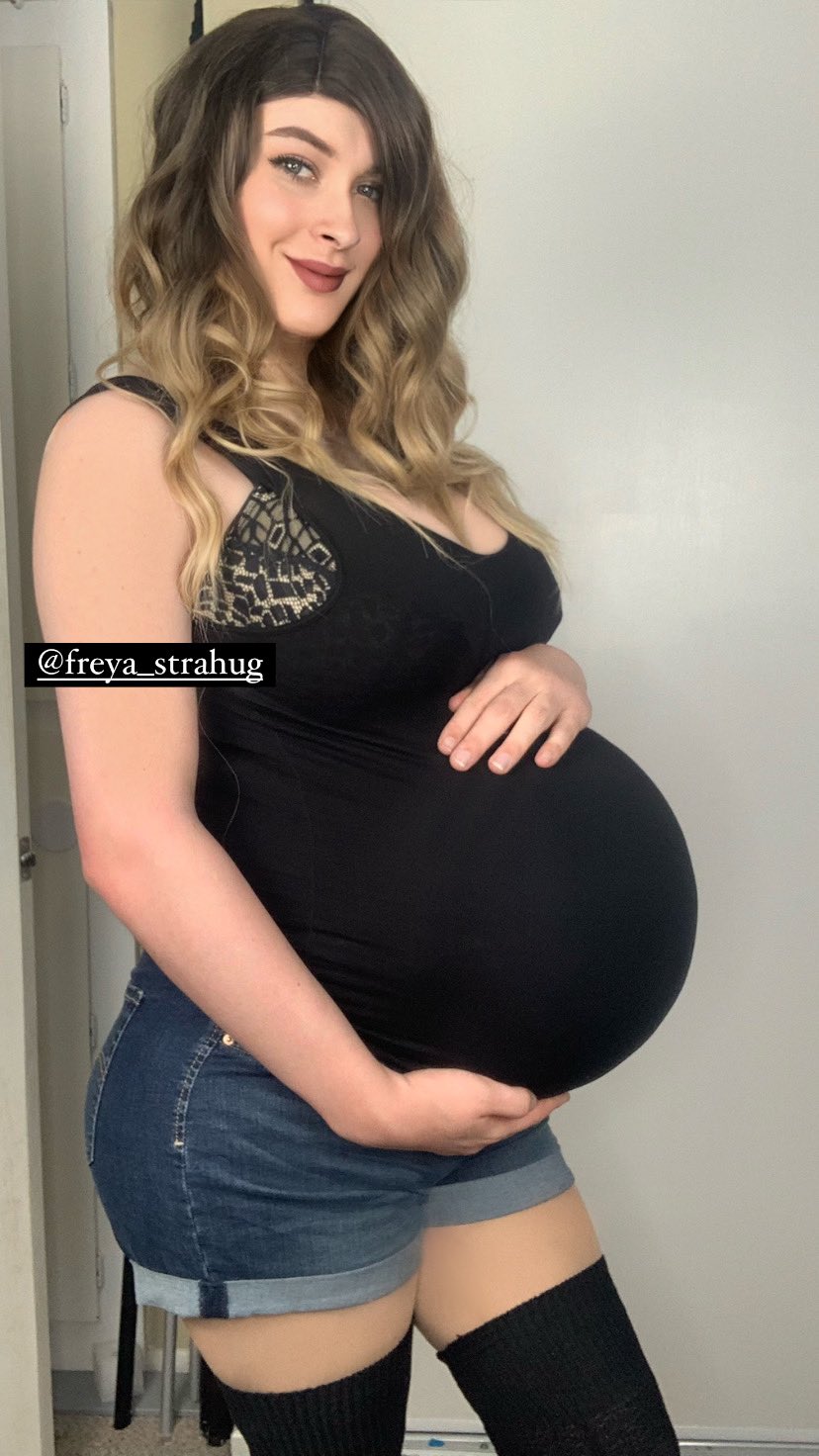 FreyaStrahug on X: Leather Pants ✓ no bra ✓ crop top ✓ #pregnant  #pregnantbelly #leatherpants #busty #pregnancy #fakepregnancy   / X
