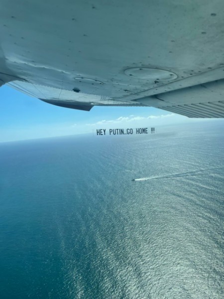 TheSkyWriters's tweet photo. HEY PUTIN...GO HOME !!! #flyingbanner #putingohome #Newport #theskywriters https://t.co/U0vaE9RI2M