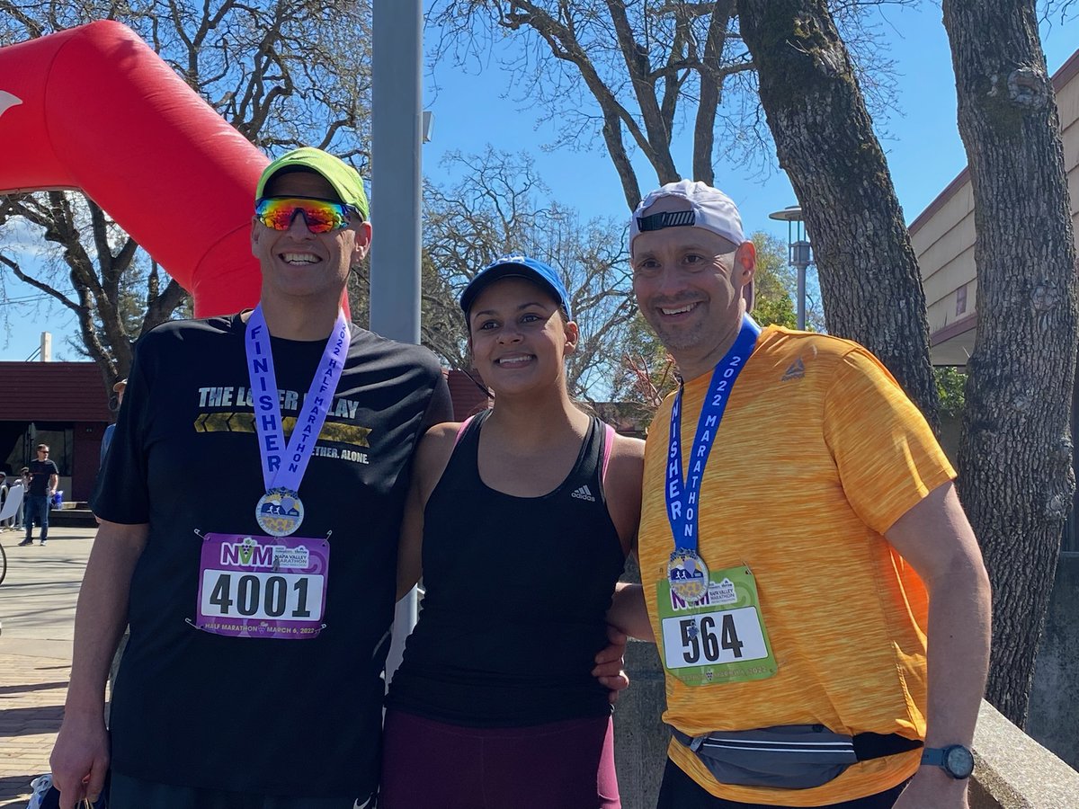 55Chopos's tweet photo. Today, I finished a marathon! I wasn't fast, it wasn't easy, and I couldn't have done it without these wonderful friends! I'm a marathoner! #whyirun https://t.co/1BcOQNQ3ki