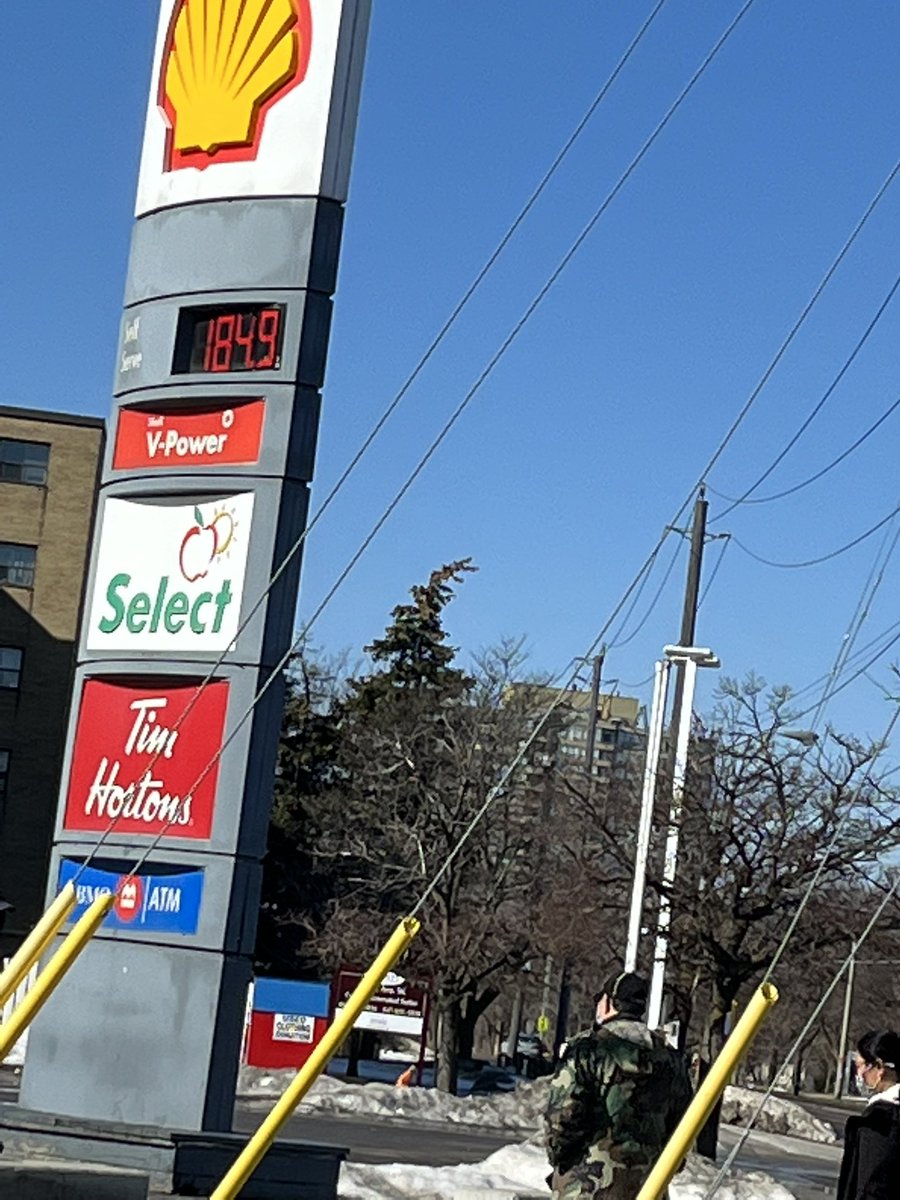 daniel_littman's tweet photo. Lowest price of gas in Toronto 😂😂 https://t.co/Bf8RvZf0XD
