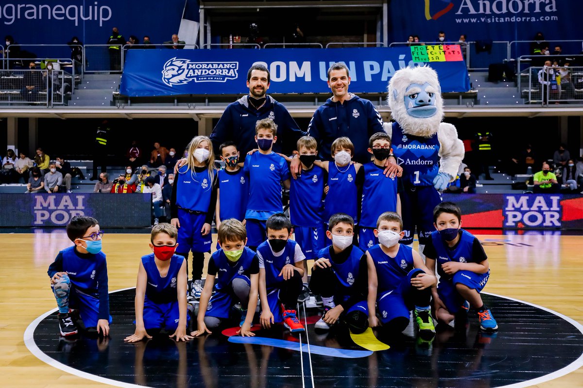 morabancandorra's tweet photo. 🏀♥️

22 equips.
Un munt de criatures.
Un munt de somnis.
Un munt de molt bons entrenadors/es.
Un munt de mares i pares al darrere.
Avui al descans hem presentat els nostres equips de la base.
I hem sentit, com sempre, un orgull IMMENS fent-ho.

#SomUnPais🇦🇩 #MaiPor https://t.co/ChdAkJXfNO