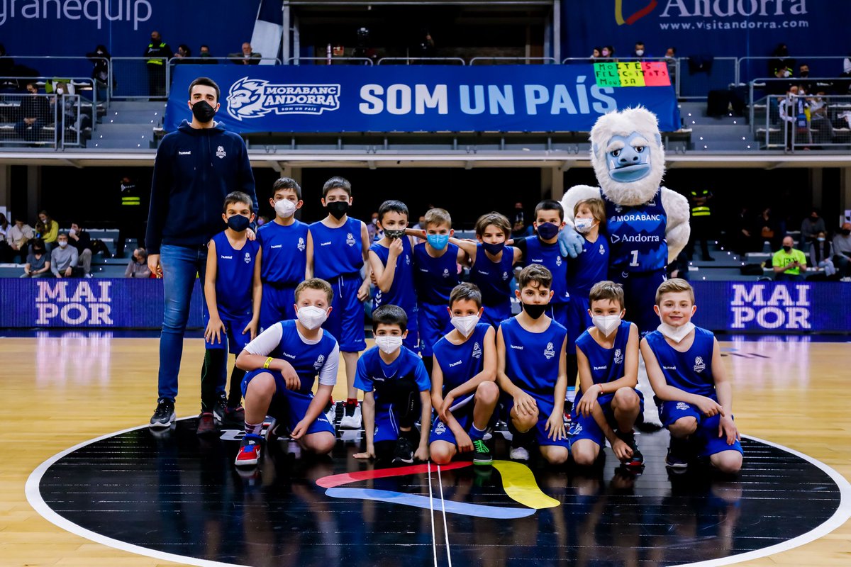 🏀♥️

22 equips.
Un munt de criatures.
Un munt de somnis.
Un munt de molt bons entrenadors/es.
Un munt de mares i pares al darrere.
Avui al descans hem presentat els nostres equips de la base.
I hem sentit, com sempre, un orgull IMMENS fent-ho.

#SomUnPais🇦🇩 #MaiPor
