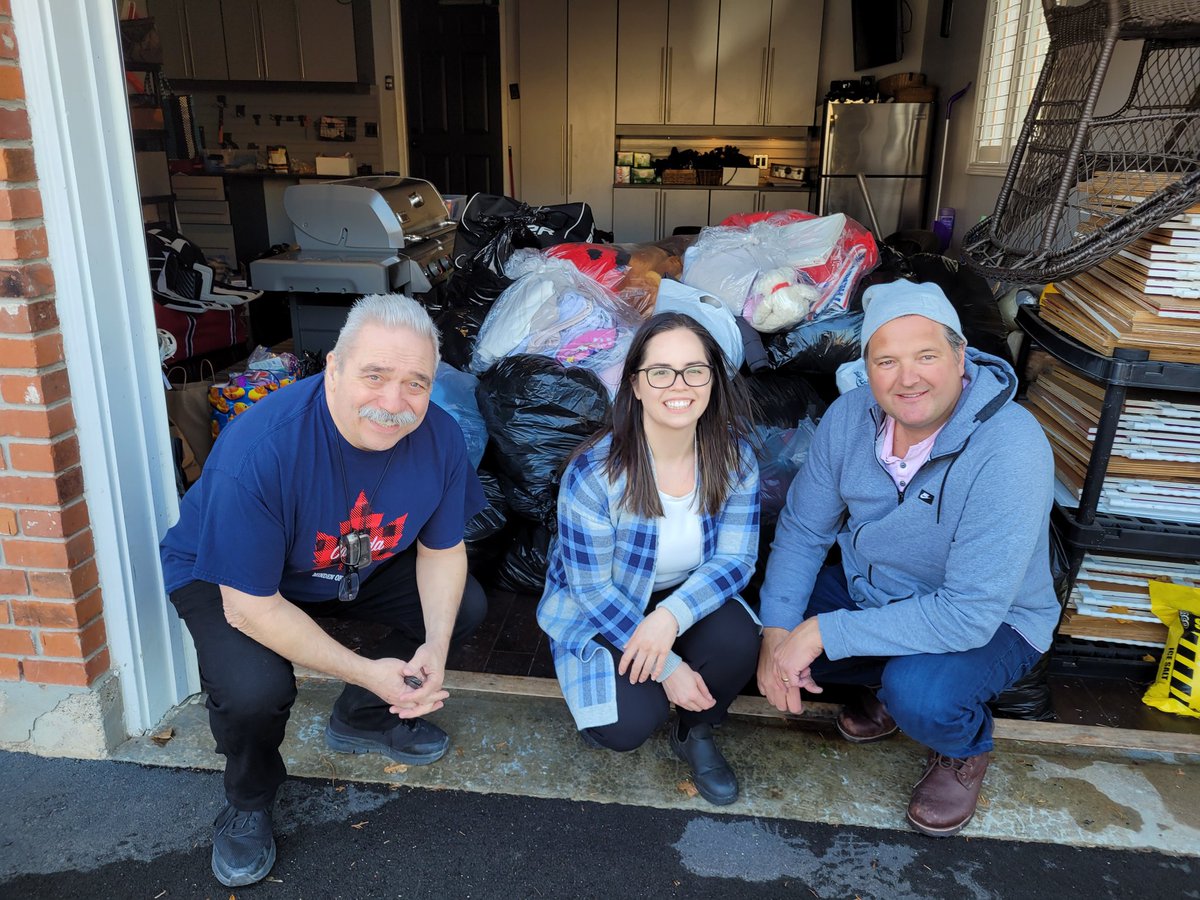 AngBentivegna's tweet photo. Millcroft Clothing Drive In Support Of Ukraine! Emergency support for refugees. Huge thanks to Sonia Robinson and her Team for all their work to organize. As u can see, bags & bags fill garage! #UkraineStrong #UkraineSupport #WorldSupportofUkraine #burlon https://t.co/XclnhWCeWk