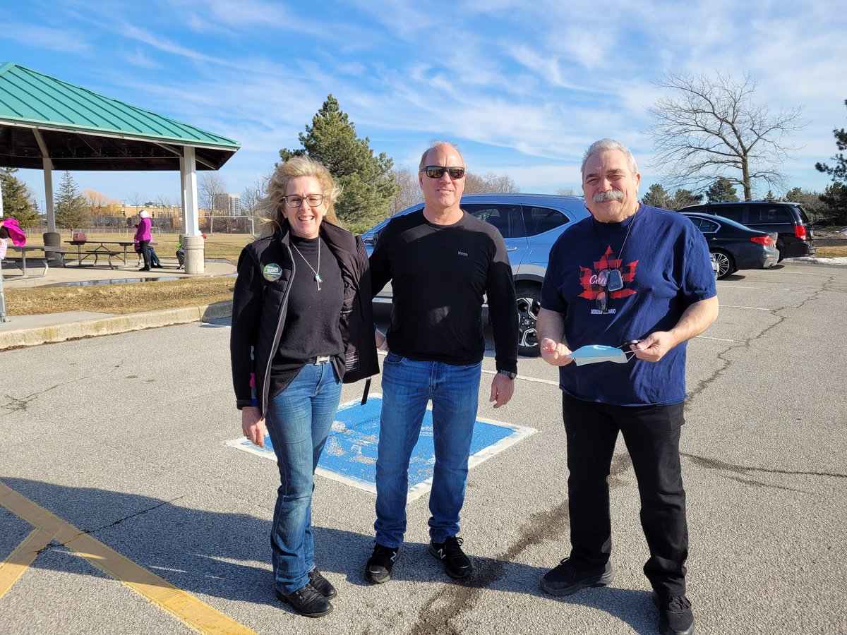 AngBentivegna's tweet photo. Millcroft Clothing Drive In Support Of Ukraine! Emergency support for refugees. Huge thanks to Sonia Robinson and her Team for all their work to organize. As u can see, bags & bags fill garage! #UkraineStrong #UkraineSupport #WorldSupportofUkraine #burlon https://t.co/XclnhWCeWk