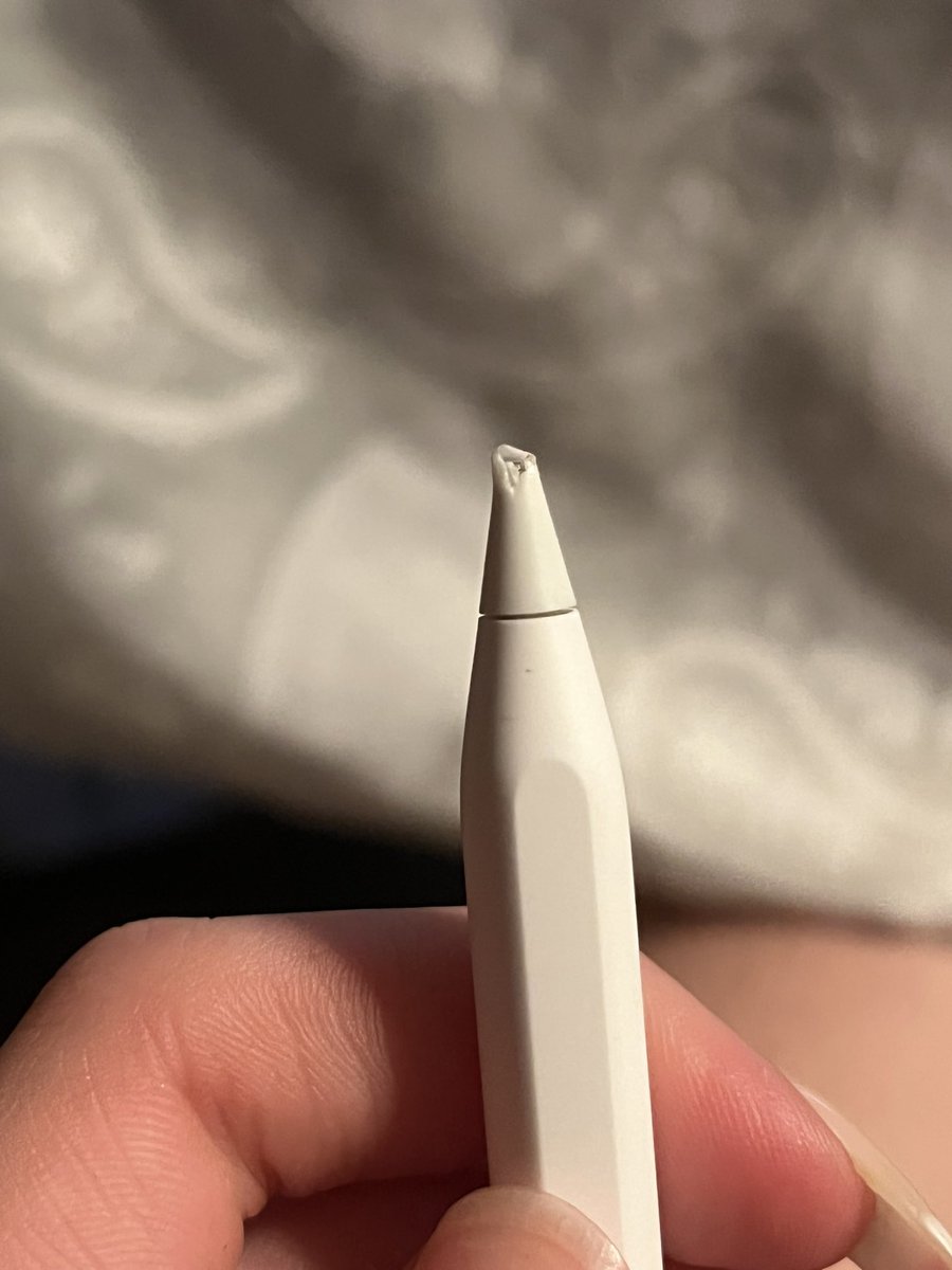 cecii_tontaza's tweet photo. weyyy dije que mi apple pencil no servía enfrente de mi abuelo y lo metió a un saca puntas 😭 https://t.co/MFY1VCpECU