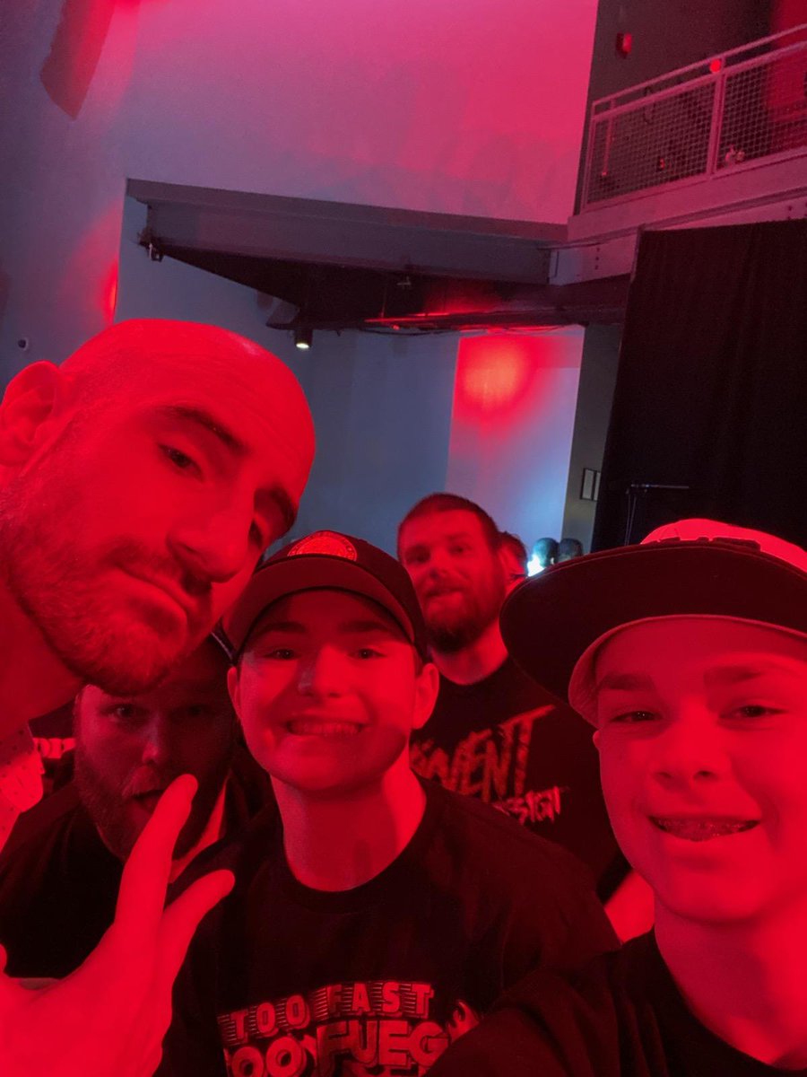 ryanfetz's tweet image. Thanks @DramaKingMatt for taking a photo! Kids were stoked!!