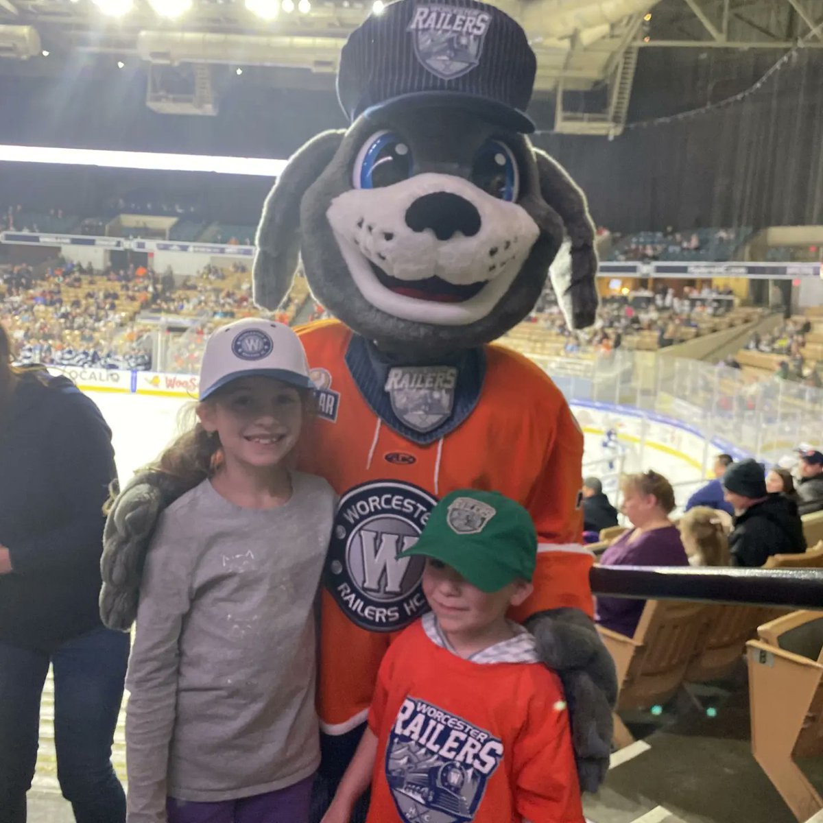 Octaviafeel's tweet photo. #girlscouts @GSCWM at the @RailersHC with @BuckFeel @MollyOllieAkala and @cMoneyBitz https://t.co/9ifflUfCTp