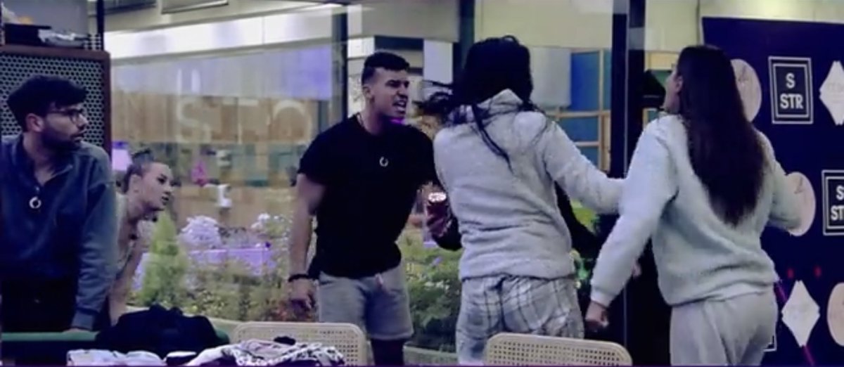 Ey olvidones <a href="/SecretStory_es/">La Casa de los Secretos</a>, sé de alguien que evitasteis expulsar disciplinariamente.

La expulsión de Carmen es 10/10, pero… ¿este no interesa?🤪

#SecretNoche8 #Secret6M