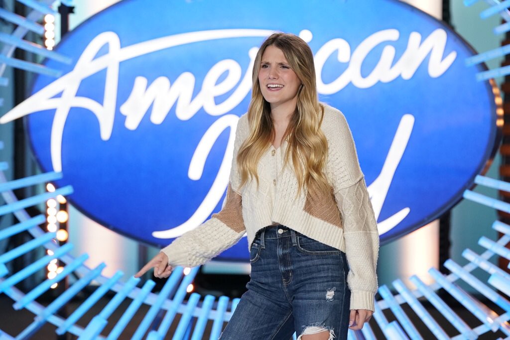skyliethompson's tweet photo. Tonight is the night! Am I #TheNextIdol? Catch me on @AmericanIdol tonight on @ABCNetwork at 8/7c!
AHHH😆😋🤝
#AmericanIdol #IdolPremiere #TheNextIdol #GoldenTicket #SkylieThompson #Skylie #skylieonidol https://t.co/nhP4lMgnoC