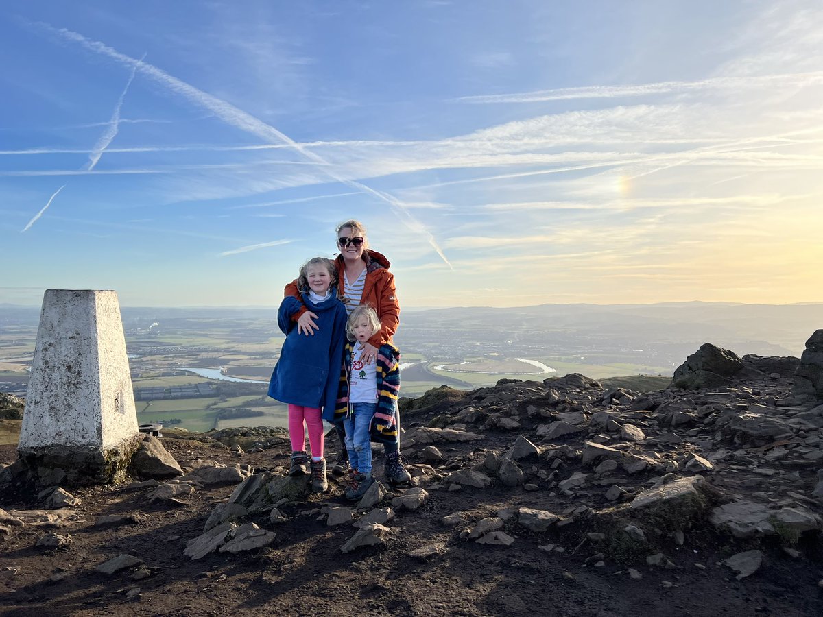 sup_er_scot's tweet photo. Sunny Sunday strolls. Easy one this weekend: Dumyat. 🏴󠁧󠁢󠁳󠁣󠁴󠁿❤️ https://t.co/QQjCoPYW0s