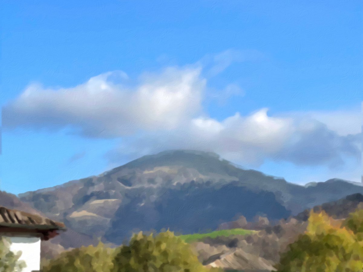 Parfois ils s’installent
Les nuages sur La Rhune -
Heureux d’être là

#haiku #Larrun #LaRhune #paysbasque #euskadi #meditation #poesie