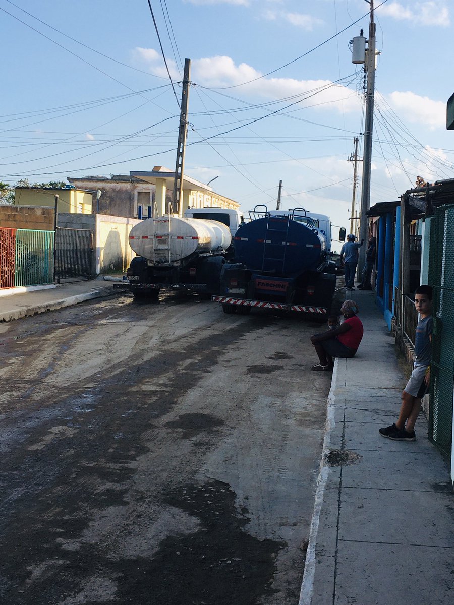 Sigue llegando el apoyo de los carros cisternas.