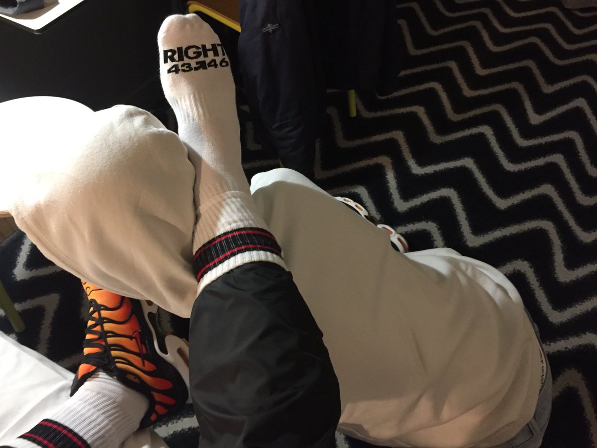While licking and sniffing...

#tn #sk8erboy #kiffeur #kiffeurtn #subsocks