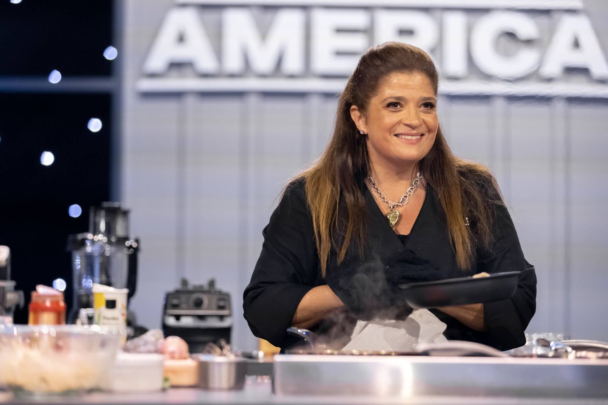 Big_Red_One_316's tweet photo. I have a major crush on Chef Alex @guarnaschelli. She's gorgeous, humorous, takes no crap from anyone, &amp; she's a bad ass in the kitchen. The #NotoriousICAG is freaking awesome. Wish I could actually meet her &amp; try her food. It would literally be a dream come true. Much love Chef. https://t.co/ew1FsiPpUv