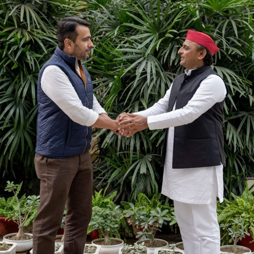 Today is 'Last Step' of UP assembly election,
so vote wisely and think about soldiers, labours, farmers, doctors &amp; students,
whose do processes country by their own hands.
JAI HIND!❤💚
#BoycottBJP_inUP 
#FarmersProtest 
<a href="/yadavakhilesh/">Akhilesh Yadav</a> <a href="/jayantrld/">Jayant Singh</a> <a href="/MamataOfficial/">Mamata Banerjee</a> <a href="/MANJULtoons/">MANJUL</a>