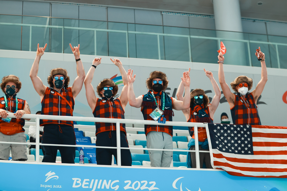 The 🇺🇸 #WheelchairCurling team has some fans in the stands this morning.

Welcome to the Ice Cube, #ParaIceHockey <a href="/TeamUSA/">Team USA</a> 

📸 WCF / Alina Pavlyuchik

#Beijing2022